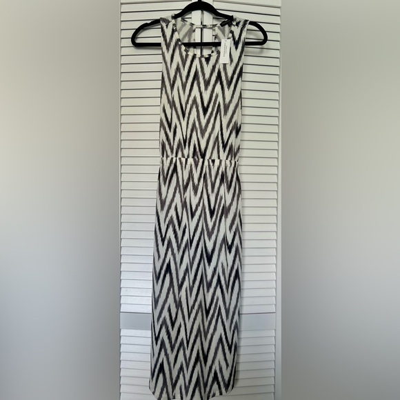 Banana Republic Black and White Sleeveless V-Neck Sundress - Picture 2 of 4